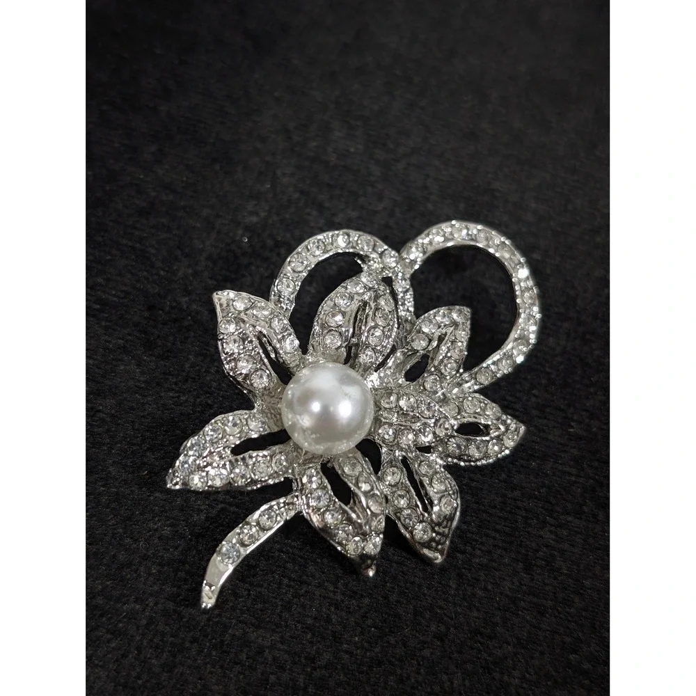 VTG Style Rhinestone Faux Pearl Flower‎ Brooch Pin Silver Tone Floral Statement